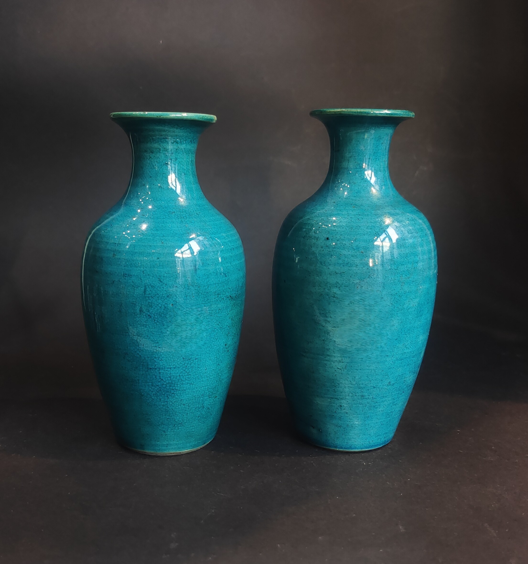Pair of small vases in turquoise blue enameled porcelain - China period Kangxi 1662/1722
H.14,5 cm